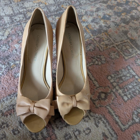 Cynthia Rowley Nude Bow Peep-Toe Heels 6.5 Beige Tan - Picture 2 of 6